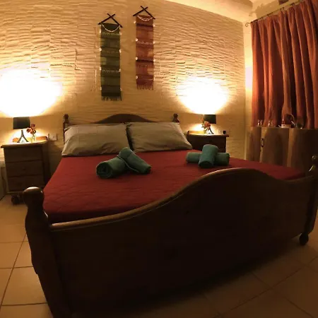 Ad Hoc Bed & Breakfast *