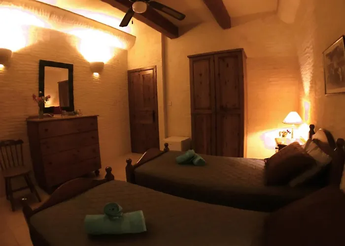 Ad Hoc Bed & Breakfast 4*