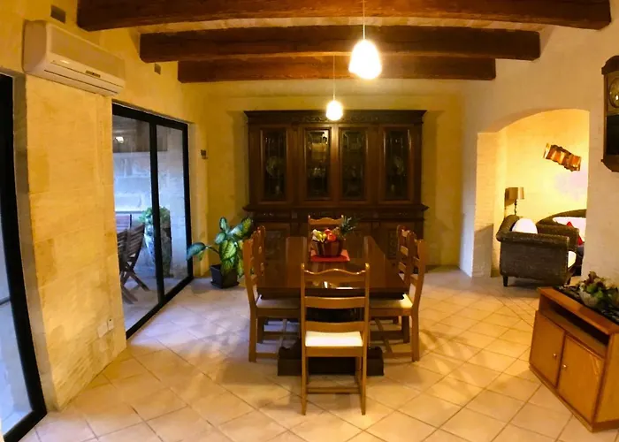 Ad Hoc Bed & Breakfast Il-Pergla